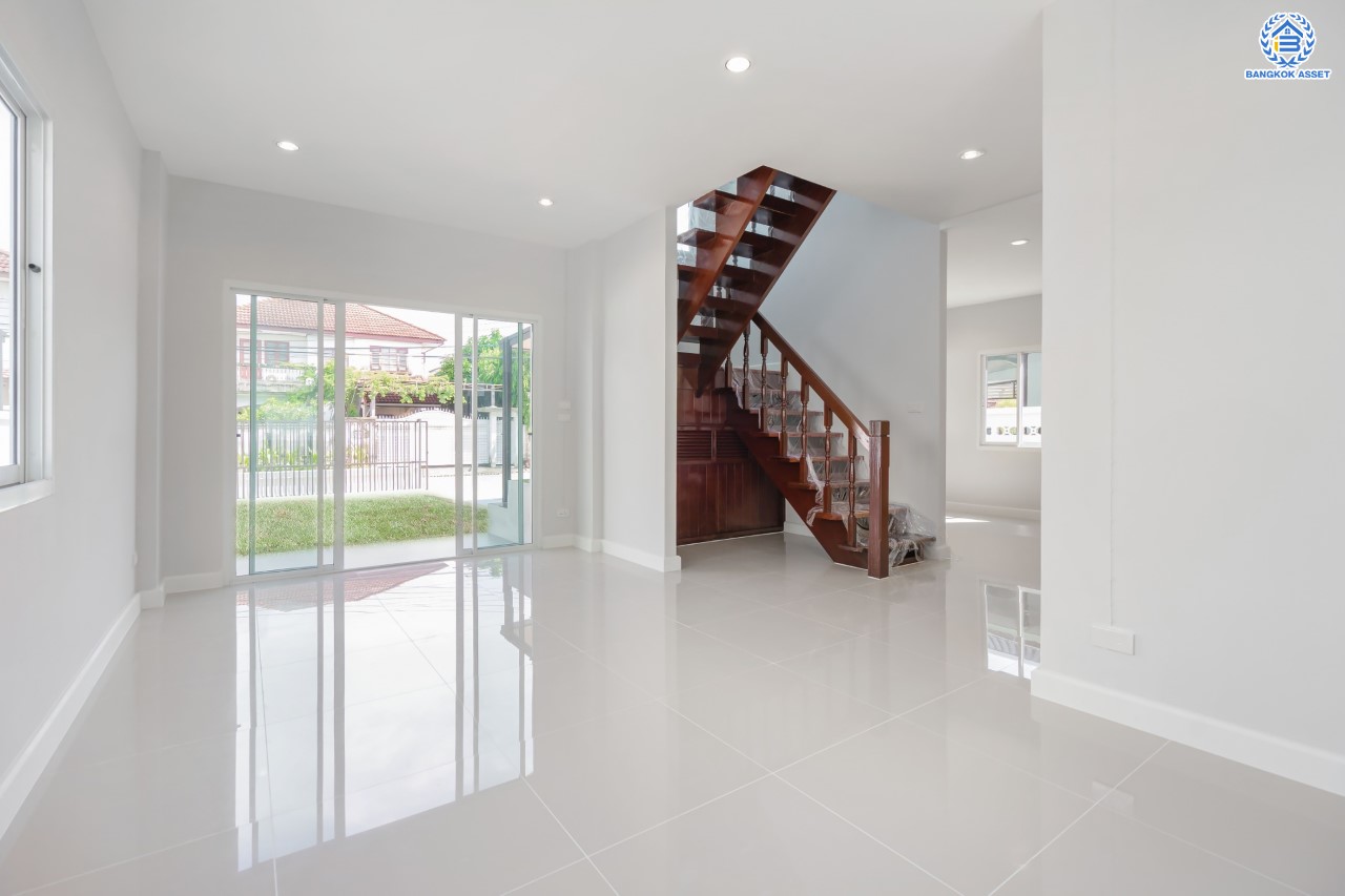 บ้านมือสองตกแต่งใหม่ คุณภาพแบรนด์ LH ม.ชลลดา บางบัวทอง เนื้อที่ 62 ตร.ว. ตกแต่งหรูหรา ฟังก์ชันจัดเต็ม 3 ห้องนอน 2 ห้องน้ำ จอดรถได้ 2 คัน พร้อม Facilities ครบ! บนทำเลคุณภาพ เชื่อมต่อได้หลายเส้นทาง ใกล้เซ็นทรัลเวสต์เกต และรถไฟฟ้า "สถานีบางพลู"